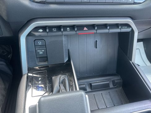 Used 2025 Toyota Tundra Limited AWD/4WD image 39