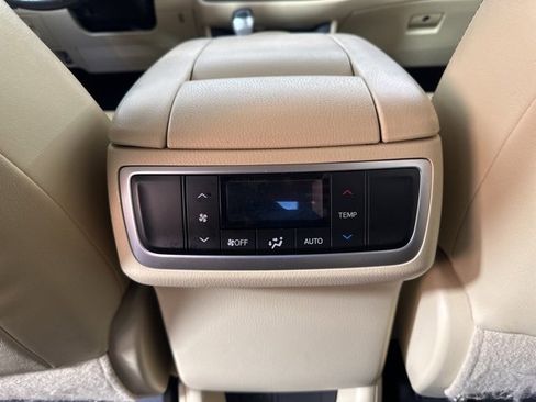 Used 2017 Toyota Highlander Limited image 24