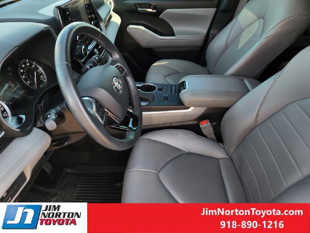 Used 2021 Toyota Highlander XLE FWD image 13
