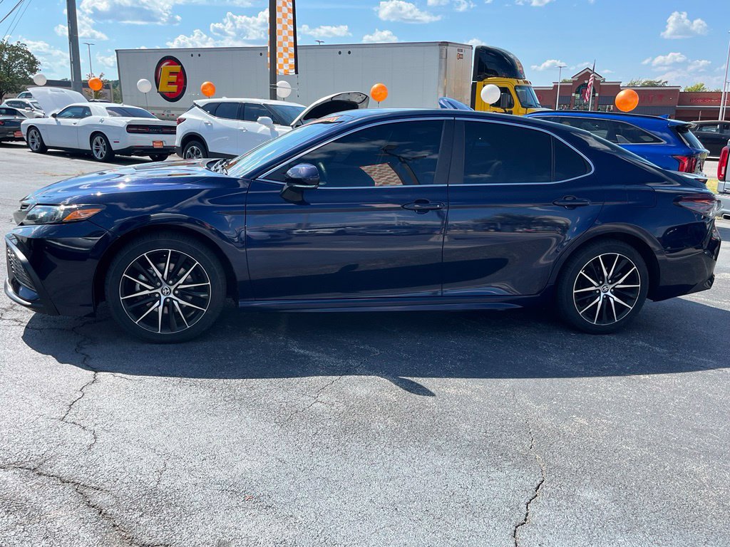 Used 2022 Toyota Camry SE FWD image 5