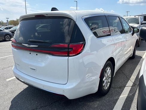 Used 2023 Chrysler Pacifica Touring-L image 10