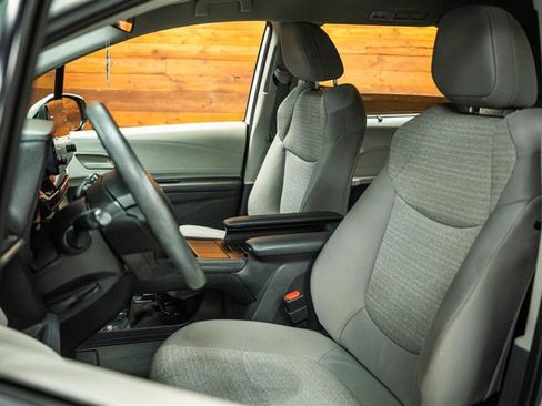 Used 2022 Toyota Sienna LE image 9