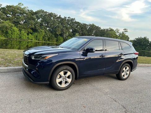 Used 2021 Toyota Highlander LE FWD image 2