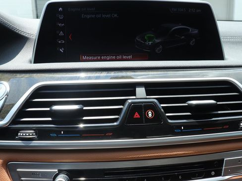 Used 2018 BMW 750i RWD image 31