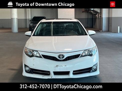 Used 2014 Toyota Camry SE w/ Moonroof Package FWD image 3