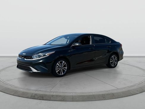 Used 2023 Kia Forte LXS w/ LXS Technology Package FWD image 4