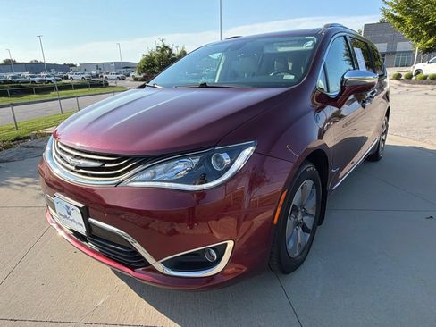 Used 2018 Chrysler Pacifica Limited w/ Advanced Safetytec Group FWD image 4