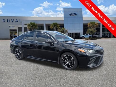 Used 2019 Toyota Camry SE image 2