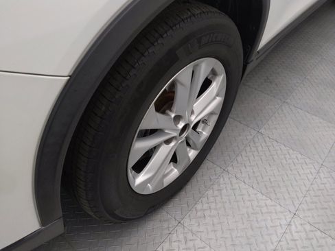 Used 2014 Nissan Rogue SV FWD image 31