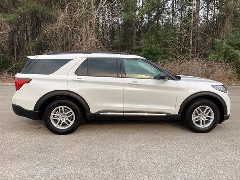 Used 2025 Ford Explorer Active w/ Active Comfort Package image 4