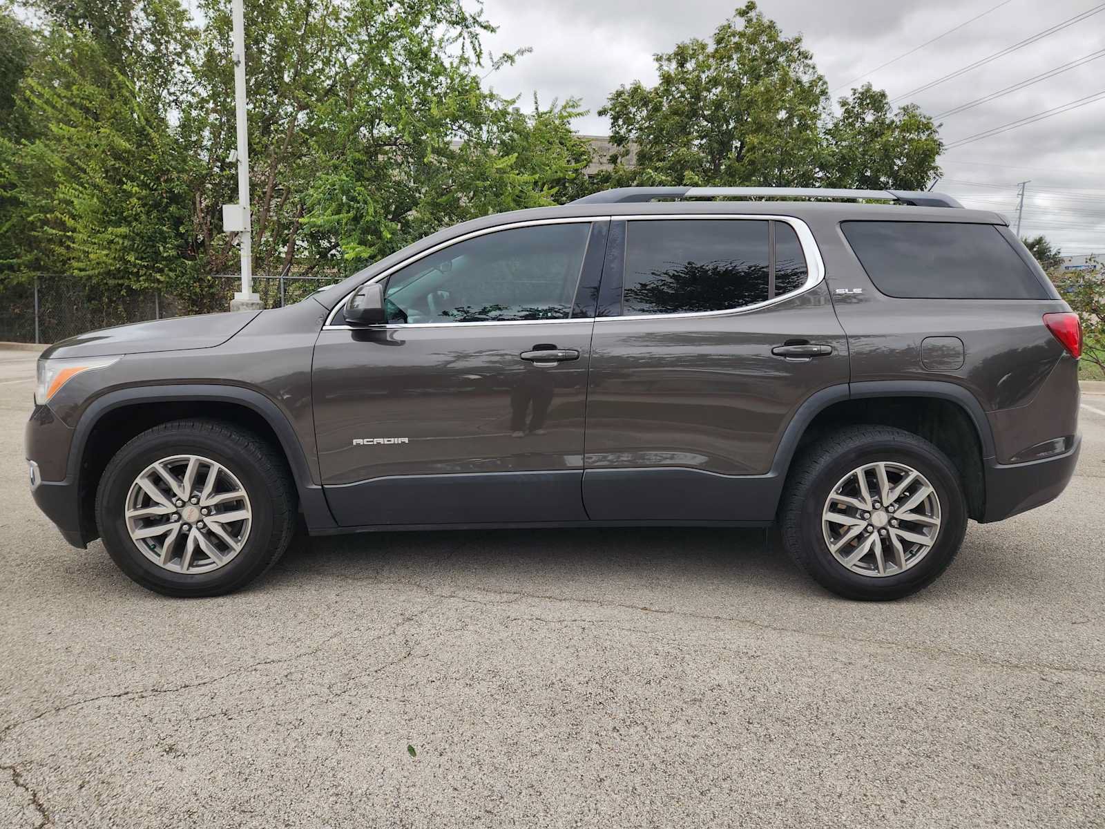 Used 2019 GMC Acadia SLE w/ Driver Alert Package I FWD image 4