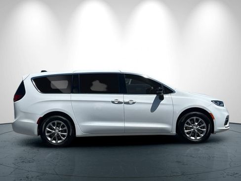 New 2026 Chrysler Pacifica Select AWD/4WD image 3