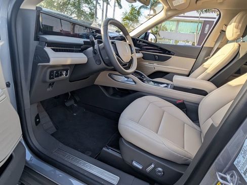 New 2025 Lincoln Nautilus Premier image 11