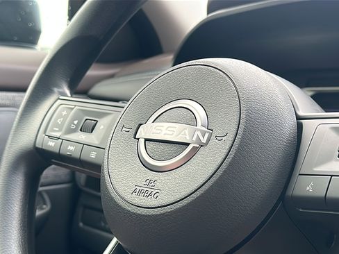 Used 2023 Nissan Rogue S image 30