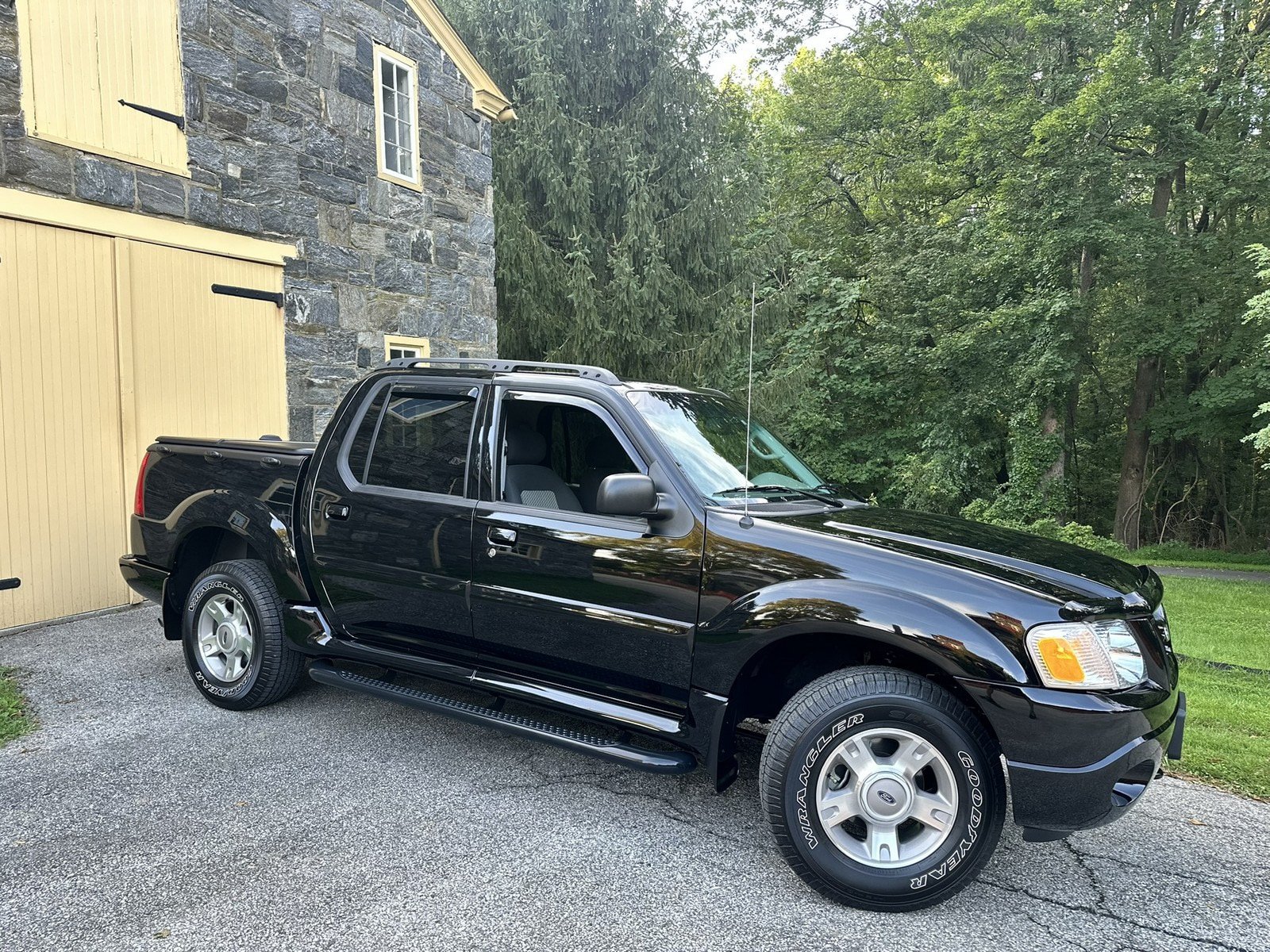 Used 2004 Ford Explorer Sport Trac 4x4 image 1
