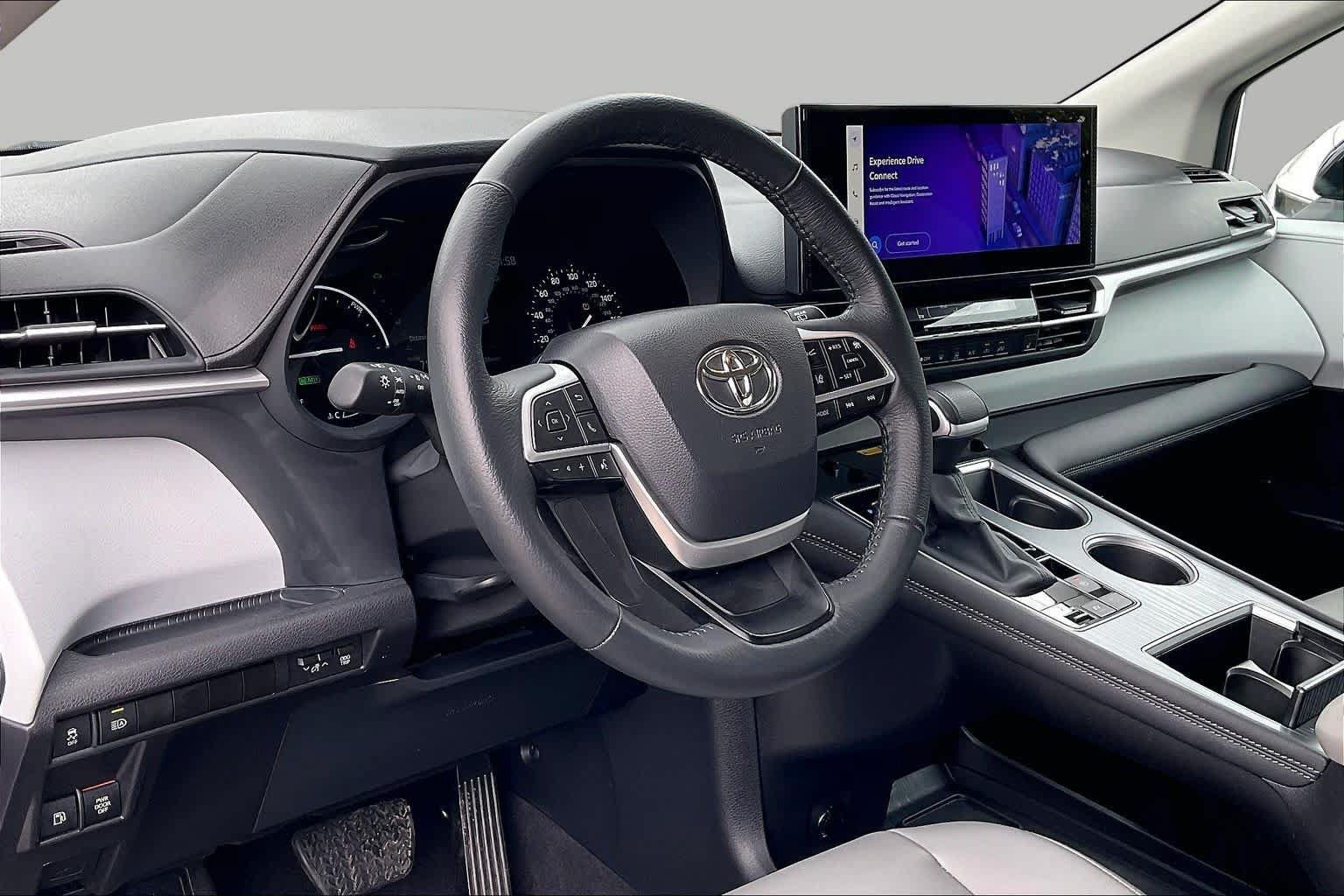 Used 2025 Toyota Sienna XLE FWD image 17