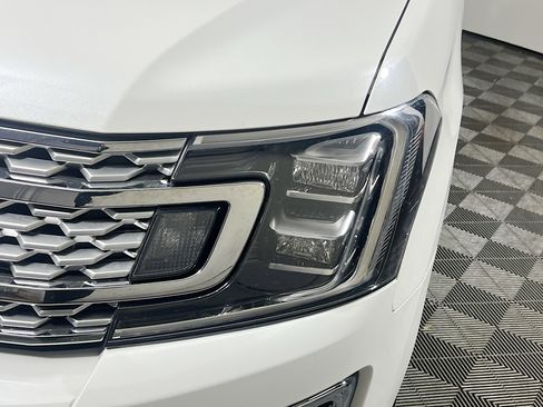 Used 2021 Ford Expedition Platinum image 11