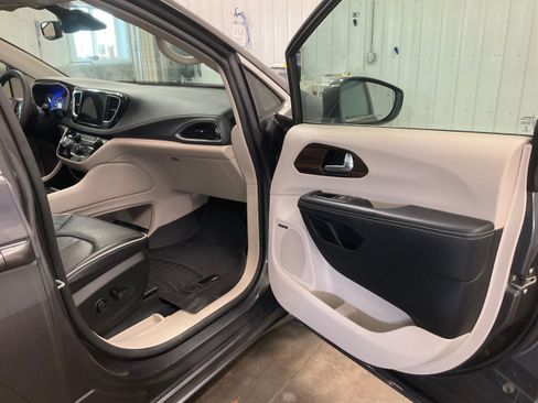 Used 2022 Chrysler Pacifica Limited AWD/4WD image 30
