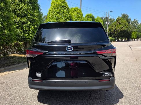 Used 2021 Toyota Sienna XLE FWD image 4
