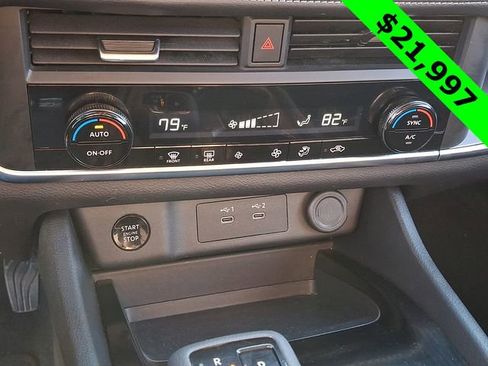 Used 2024 Nissan Rogue SV image 16