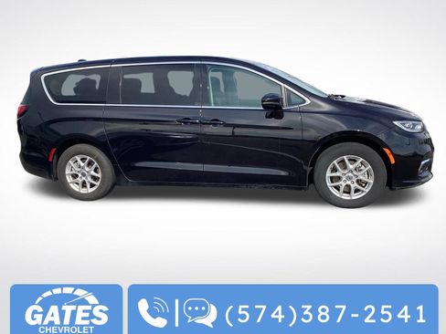 Used 2024 Chrysler Pacifica Touring-L FWD image 9
