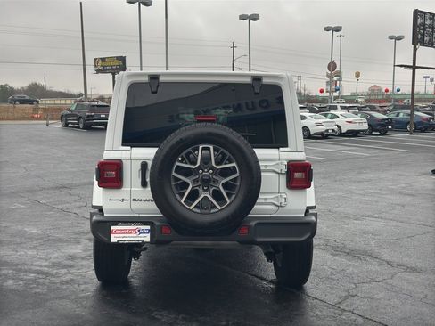 Used 2025 Jeep Wrangler Sahara image 8