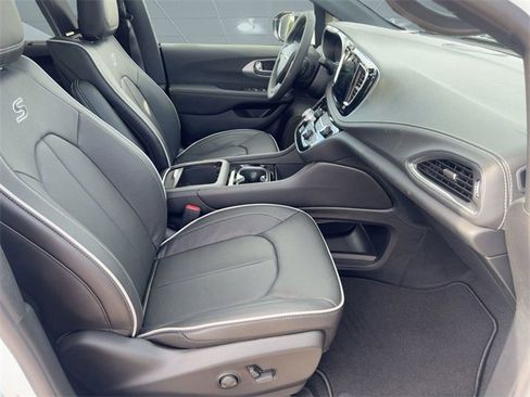 New 2026 Chrysler Pacifica Limited image 31