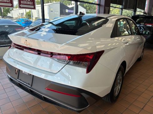 Used 2026 Hyundai Elantra SE FWD image 6