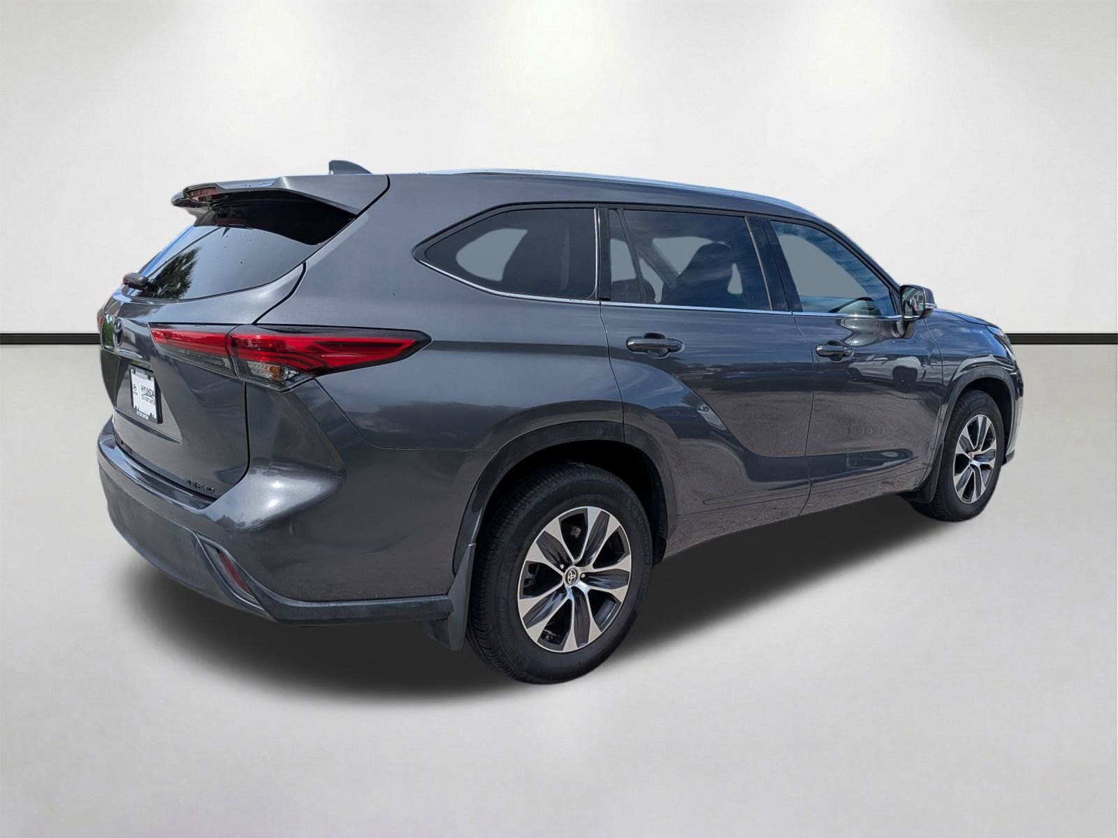 Used 2021 Toyota Highlander XLE AWD/4WD image 4
