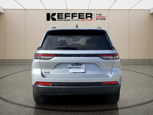 New 2025 Jeep Grand Cherokee Altitude image 4