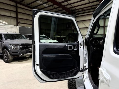 Used 2020 Jeep Gladiator Overland image 11