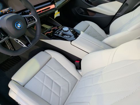 New 2026 BMW 550e xDrive 550e xDrive w/ Executive Package image 29