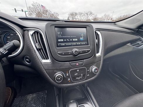 Used 2018 Chevrolet Malibu LT image 17