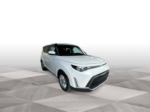 Used 2025 Kia Soul LX w/ LX Technology Package FWD image 2