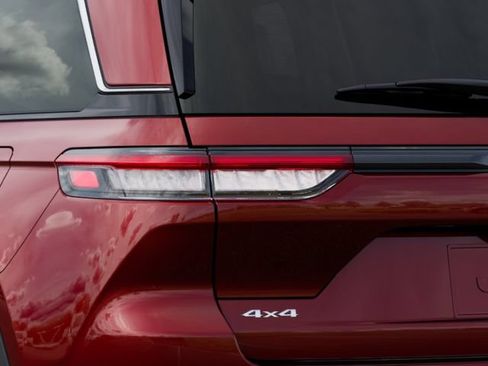 Used 2025 Jeep Grand Cherokee 4WD image 9