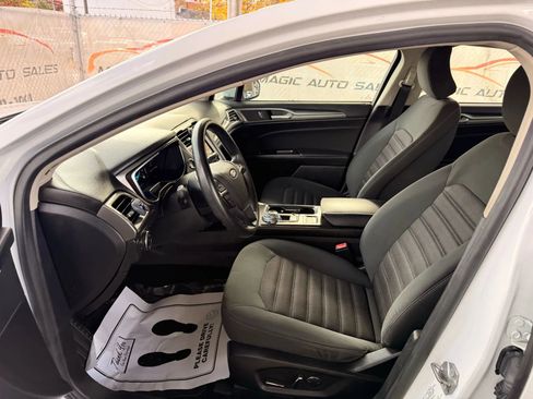 Used 2017 Ford Fusion SE w/ Fusion SE Technology Package image 15