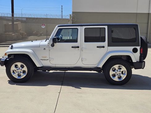 Used 2014 Jeep Wrangler Unlimited Sahara w/ Connectivity Group AWD/4WD image 8