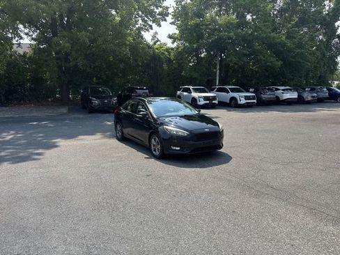 Used 2016 Ford Focus SE FWD image 3