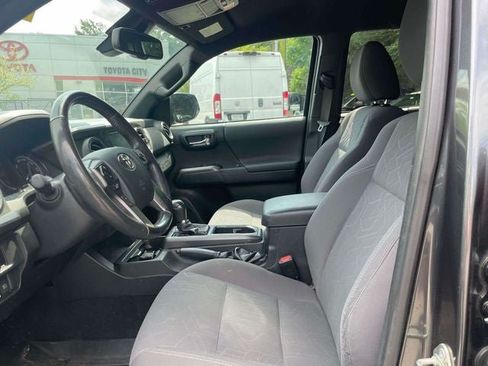 Used 2019 Toyota Tacoma TRD Sport AWD/4WD image 17
