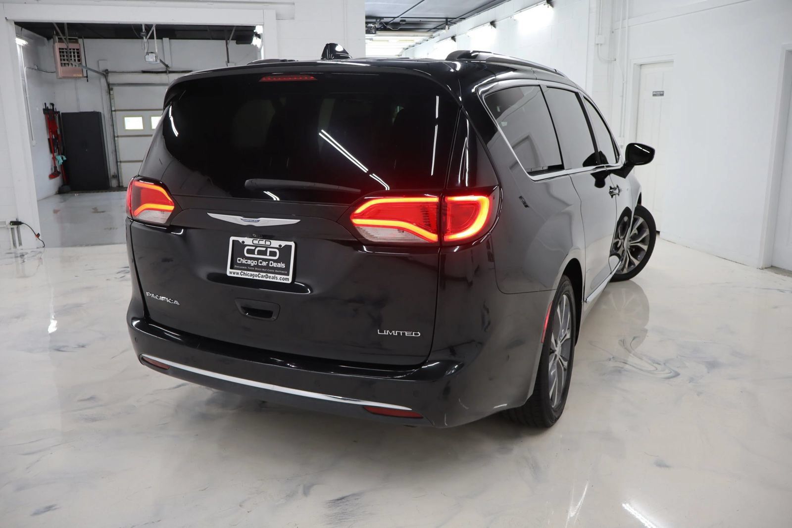 Used 2017 Chrysler Pacifica Limited w/ UConnect Theater Package FWD image 12