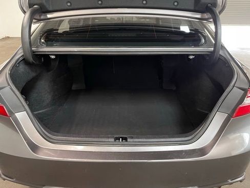 Used 2019 Toyota Camry SE w/ Convenience Package FWD image 14
