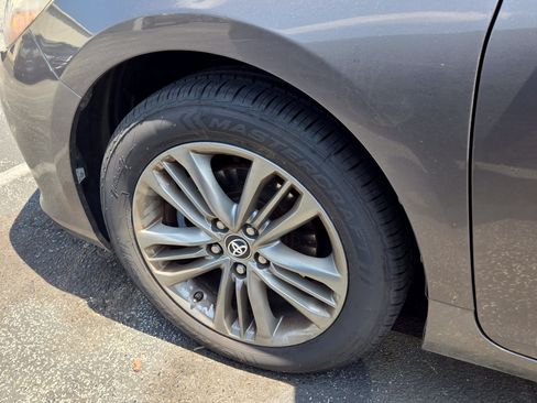 Used 2017 Toyota Camry SE FWD image 5