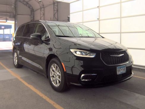 Used 2023 Chrysler Pacifica Touring-L FWD image 2