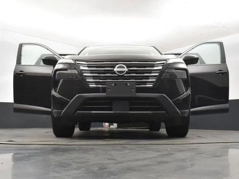 Used 2025 Nissan Rogue SV FWD image 11
