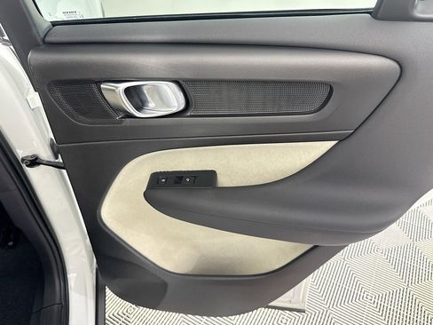 Used 2023 Volvo XC40 B4 Ultimate image 27