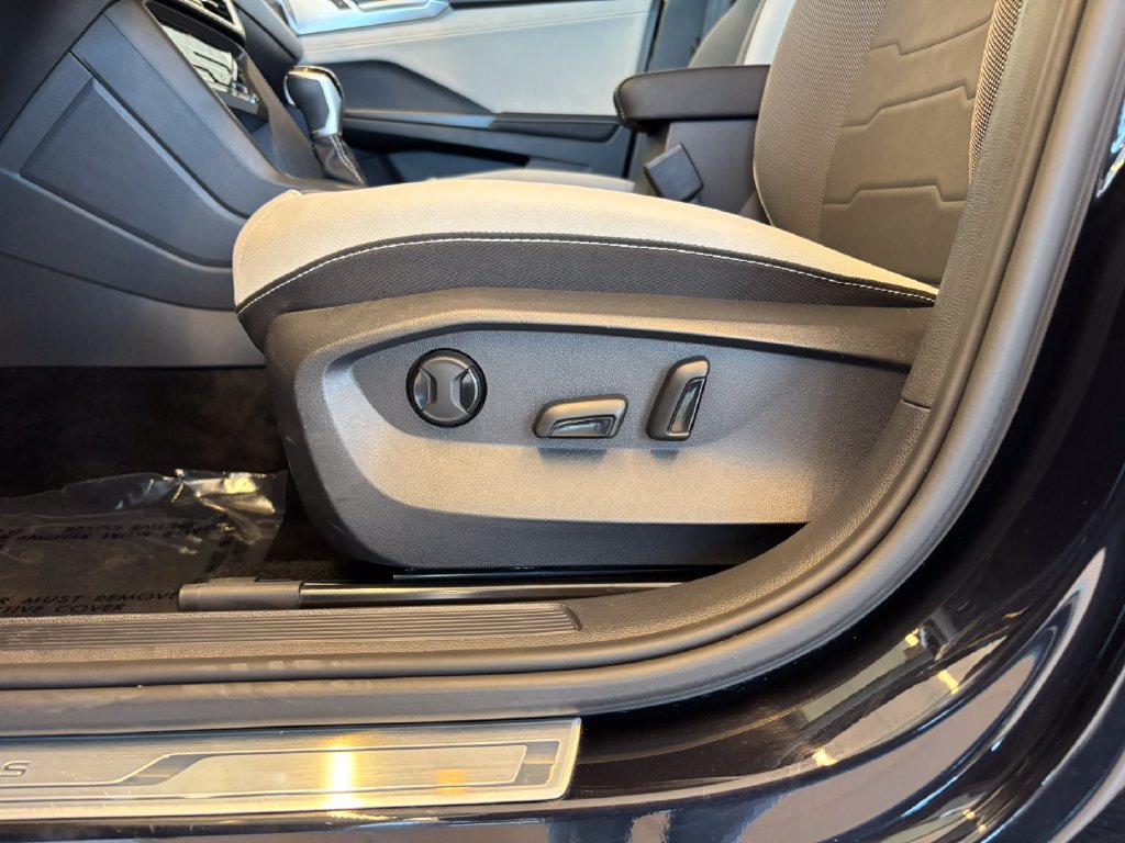 Used 2025 Volkswagen Taos SE AWD/4WD image 17