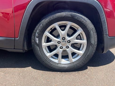 Used 2017 Jeep Cherokee Latitude FWD image 5