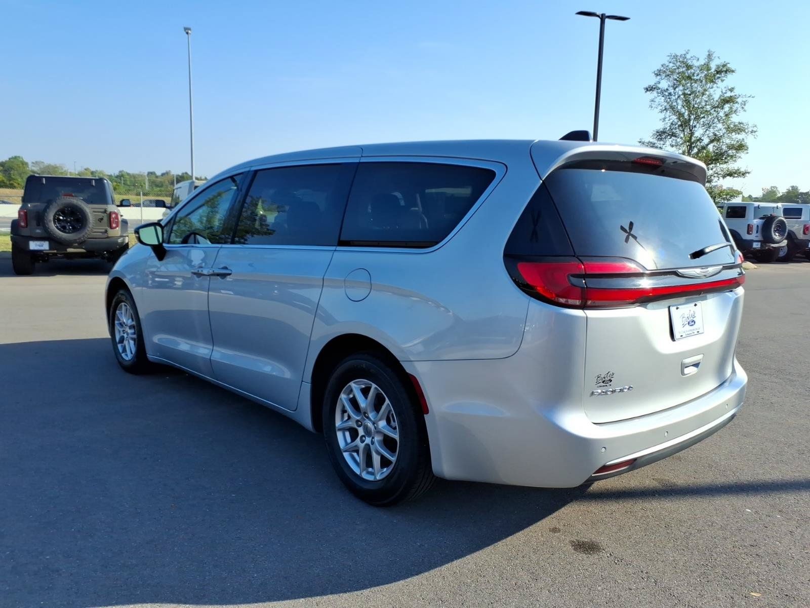 Used 2024 Chrysler Pacifica Touring-L FWD image 5