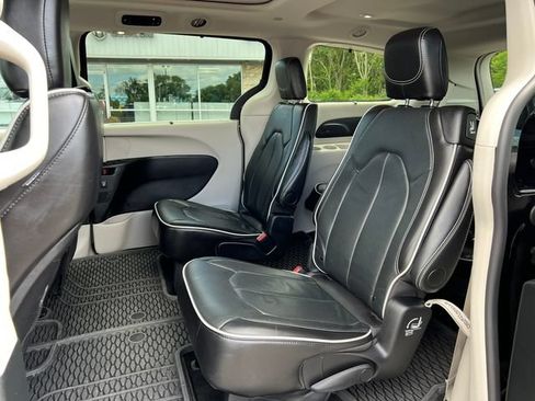 Used 2024 Chrysler Pacifica Limited FWD image 5
