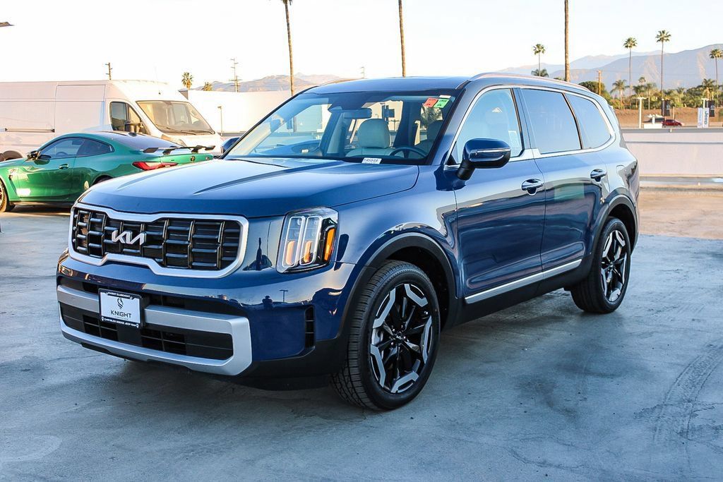 Used 2025 Kia Telluride S FWD image 4